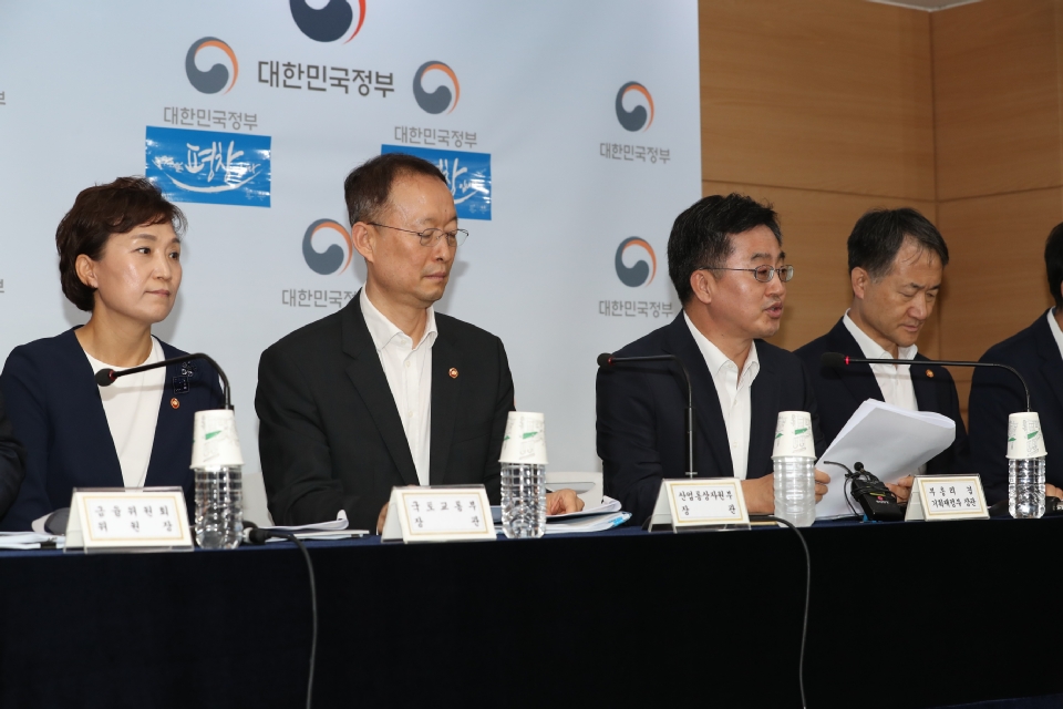 국토교통부 김현미 장관이 7월 25일 오후 정부서울청사에서 새정부 경제정책 방향을 발표하고 있다.