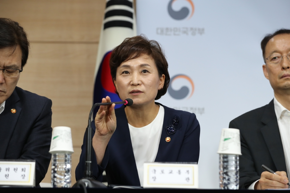 국토교통부 김현미 장관이 7월 25일 오후 정부서울청사에서 새정부 경제정책 방향을 발표하고 있다.