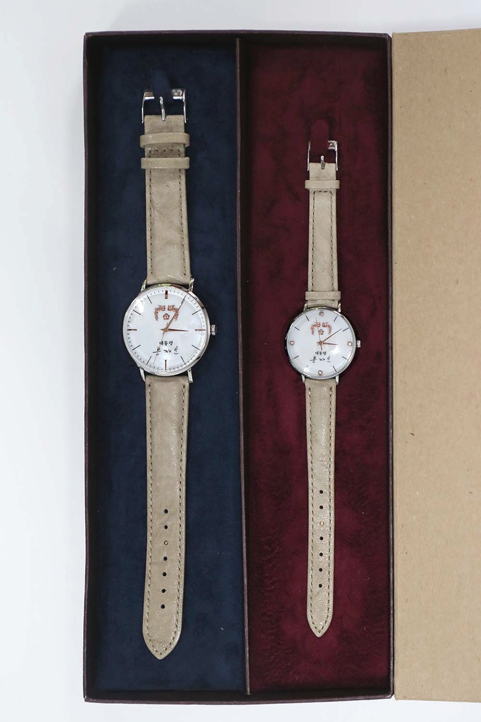 청와대 관계자가 8월 10일 오후 청와대 춘추관에서 문재인 대통령 기념 손목 시계를 선보이고 있다.