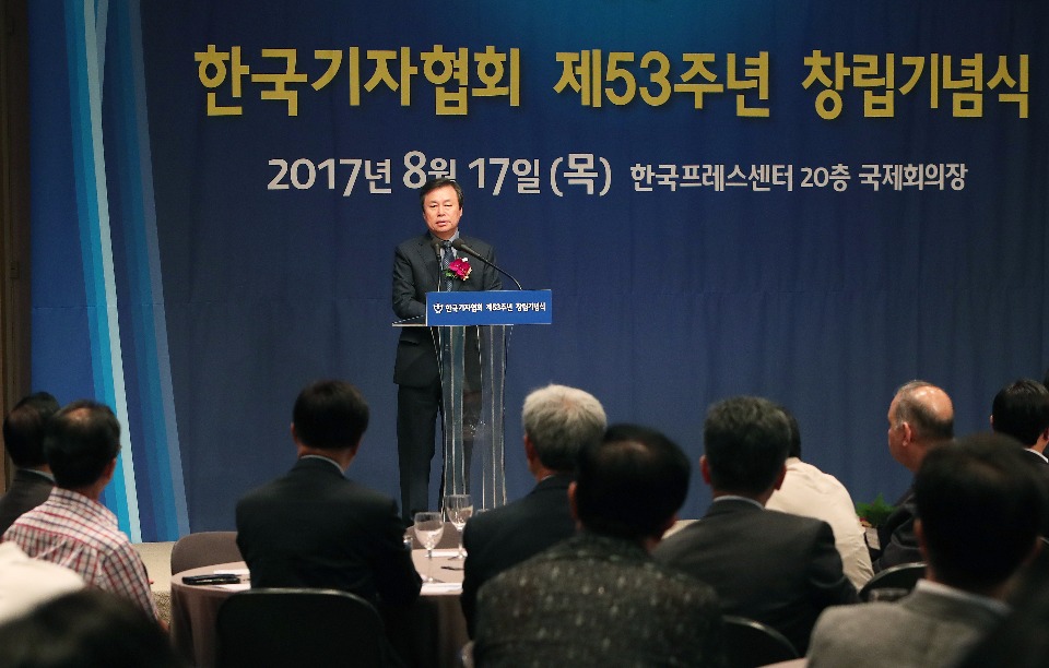 17일 도종환 문체부 장관이 서울 중구 프레스센터 국제회의장에서 열린 ‘한국기자협회 53주년 창립 기념식’에 참석해 축사를 하고 있다.
