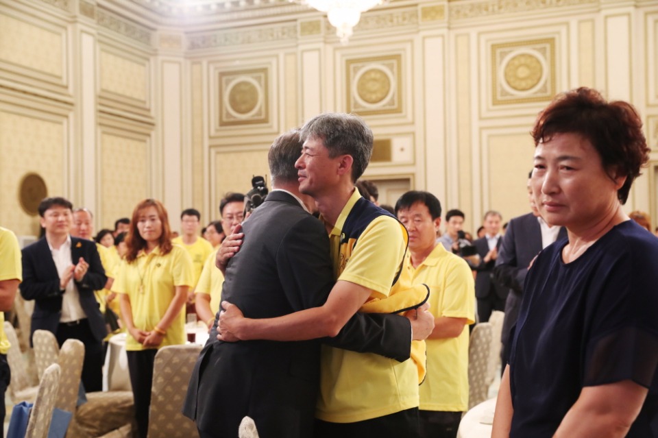 문재인 대통령이 8월 16일 오후 청와대 영빈관에서 열린 4.16 세월호 참사 피해자 가족 초청 간담회에서 참사 희생자 故(고) 김유민 양의 아버지인 김영오 씨를 포옹하며 위로하고 있다.