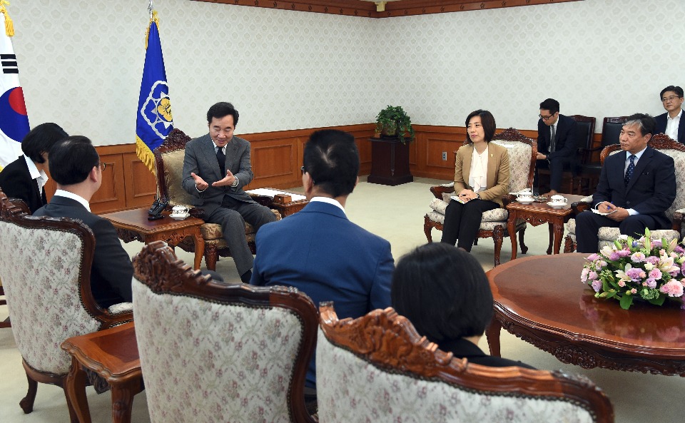 이낙연 국무총리가 9월 4일 세종로 정부서울청사에서 알란 카예타노 필리핀 외교장관을 접견해 대화를 나누고 있다.