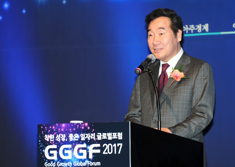 이낙연 국무총리가 9월 20일 서울 중구 플라자호텔에서 열린 아주경제 GGGF 포럼에 참석해 축사를 하고 있다.