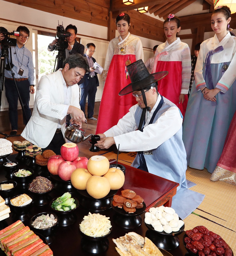 추석 연휴가 열흘 앞으로 다가온 9월 21일 오전 서울 남산 한옥마을에서 한국농수산식품유통공사(aT)에서 '추석 차례상 차리기' 시연행사가 열렸다. 이날 ‘전통주를 사랑하는 외국인 커뮤니티’모임의 외국분들과 전통식품문화관 관장이 차례 시연을 하고 있다.