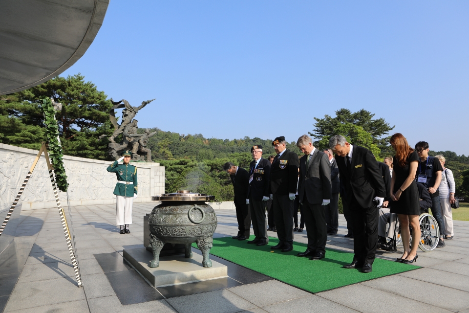 6.25전쟁 유엔군 네덜란드 참전용사와 가족이 오하네스 아드리아누스 엠브레흐츠 주한 네덜란드 대사와 함께 9월 26일 오전 서울 동작구 국립현충원 참배를 하고 있다.