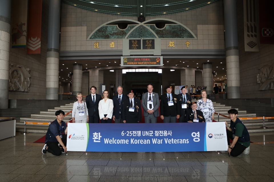 6·25전쟁에 UN(유엔)군으로 참전한 네덜란드 참전용사와 유가족들이 9월 26일 오전 서울 용산구 전쟁기념관에 방문하여 단체사진을 찍고있다.