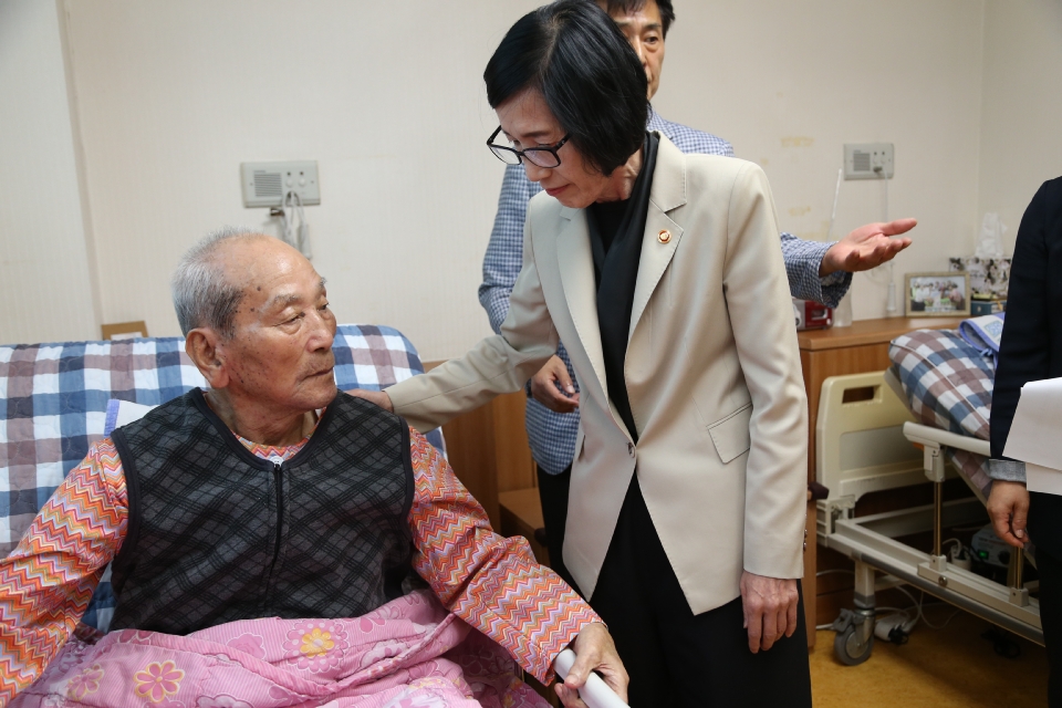 9월 28일 오후 피우진 국가보훈처장이 추석 명절을 앞두고 수원보훈요양원에 방문하여 위문 입소 중인 국가유공자들과 인사를 나누고 있다.