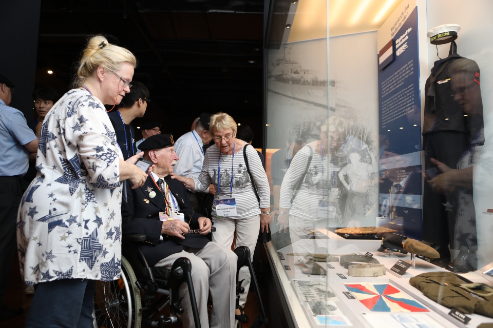 6·25전쟁에 UN(유엔)군으로 참전한 네덜란드 참전용사와 유가족들이 9월 26일 오전 서울 용산구 전쟁기념관에 방문하여 관람하고 있다.
