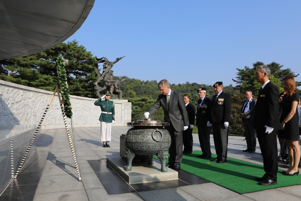 6.25전쟁 유엔군 네덜란드 참전용사와 가족이 오하네스 아드리아누스 엠브레흐츠 주한 네덜란드 대사와 함께 9월 26일 오전 서울 동작구 국립현충원 참배를 하고 있다.