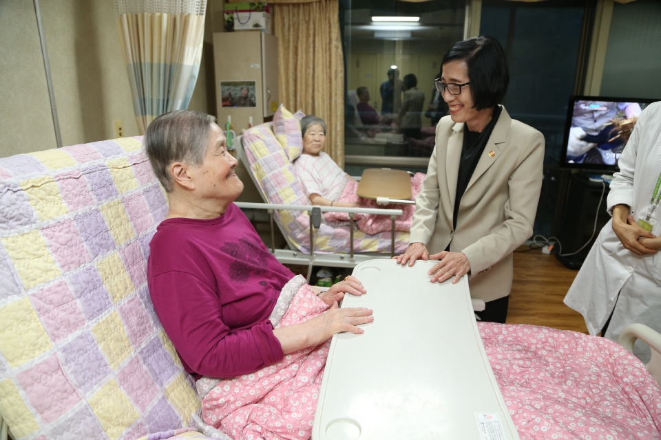 9월 28일 오후 피우진 국가보훈처장이 추석 명절을 앞두고 수원보훈요양원에 방문하여 위문 요양원 어르신들과 대화하고 있다.