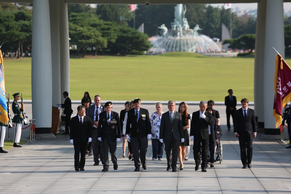 6.25전쟁 유엔군 네덜란드 참전용사와 가족이 오하네스 아드리아누스 엠브레흐츠 주한 네덜란드 대사와 함께 9월 26일 오전 서울 동작구 국립현충원에 방문해 입장하고 있다.