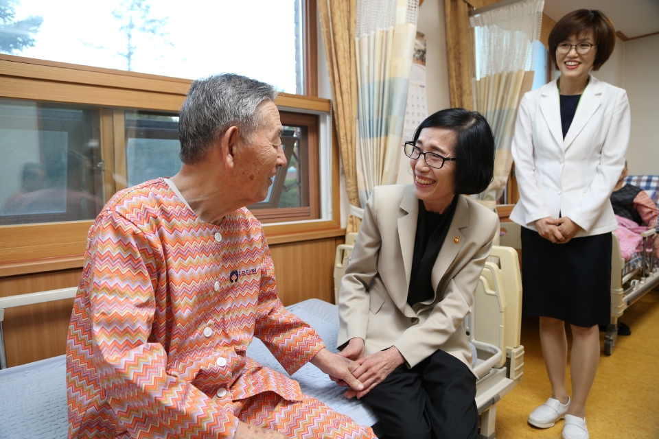 9월 28일 오후 피우진 국가보훈처장이 추석 명절을 앞두고 수원보훈요양원에 방문하여 위문 입소 중인 국가유공자들과 인사를 나누고 있다.