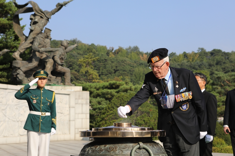 6.25전쟁 유엔군 네덜란드 참전용사와 가족이 오하네스 아드리아누스 엠브레흐츠 주한 네덜란드 대사와 함께 9월 26일 오전 서울 동작구 국립현충원 참배를 하고 있다.