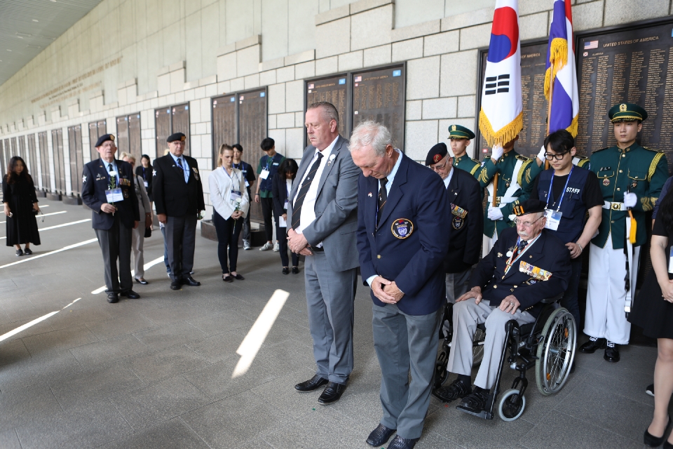 6·25전쟁에 UN(유엔)군으로 참전한 네덜란드 참전용사와 유가족들이 9월 26일 오전 서울 용산구 전쟁기념관에서 헌화를 하고 있다. 