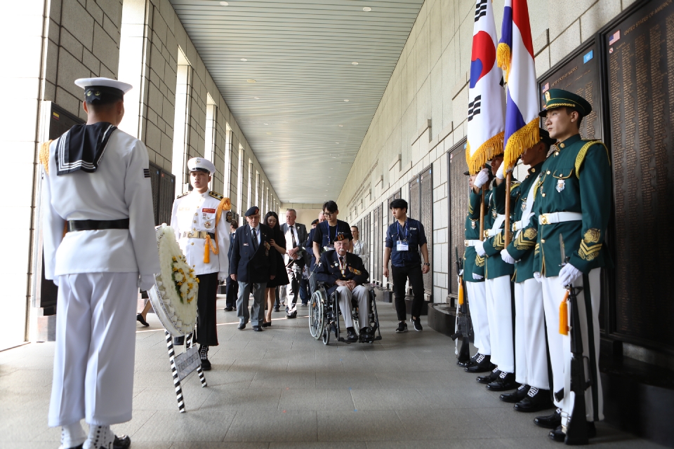 6·25전쟁에 UN(유엔)군으로 참전한 네덜란드 참전용사와 유가족들이 9월 26일 오전 서울 용산구 전쟁기념관에서 헌화를 위해 입장하고 있다. 