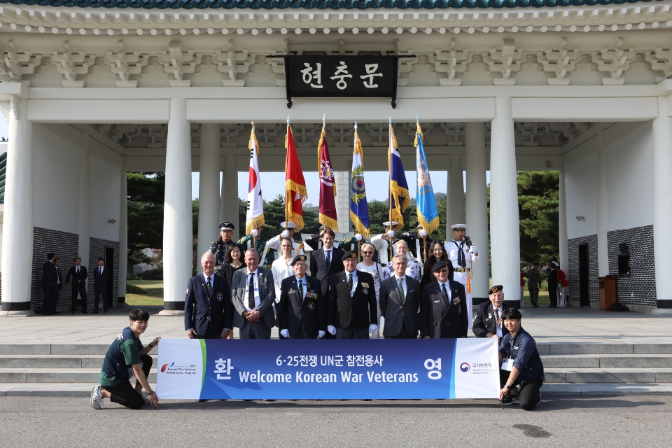 6.25전쟁 유엔군 네덜란드 참전용사와 가족이 오하네스 아드리아누스 엠브레흐츠 주한 네덜란드 대사와 함께 9월 26일 동작구 국립서울현충원을 방문해 현충탑 참배 후 기념촬영을 하고 있다. 