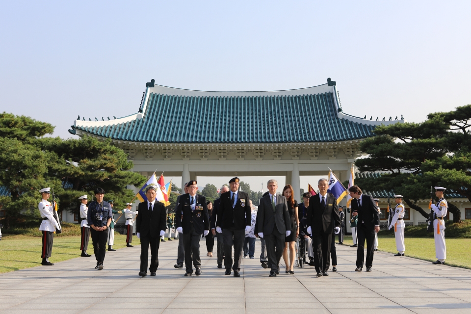 6.25전쟁 유엔군 네덜란드 참전용사와 가족이 오하네스 아드리아누스 엠브레흐츠 주한 네덜란드 대사와 함께 9월 26일 오전 서울 동작구 국립현충원에 방문해 입장하고 있다.