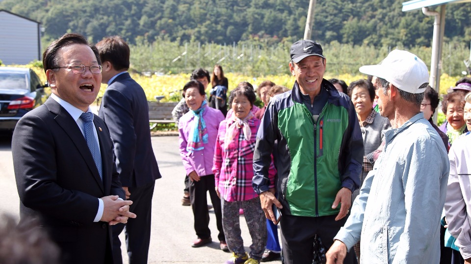 김부겸 행정안전부 장관이 10월 14일 오전 경북 안동 소재 묵계서원을 방문하고 지역 주민들과 함께 즐거운 간담회를 나누고있다.
