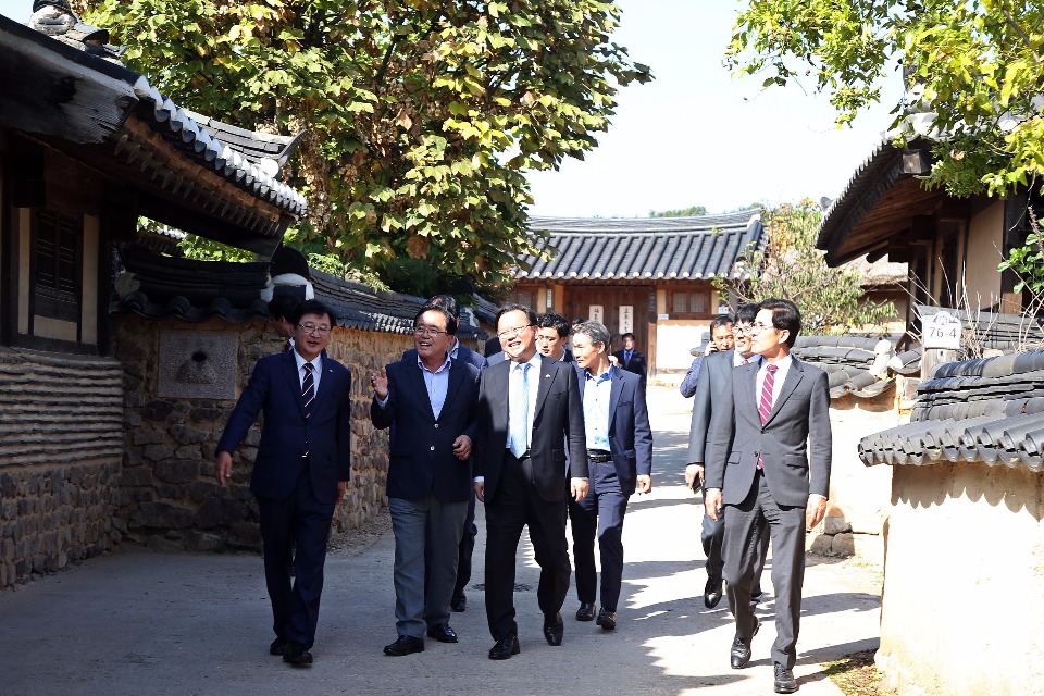 김부겸 행정안전부 장관이 10월 14일 오후 경북 안동 소재 하회마을을 방문하여 마을을 둘러보고있다.
