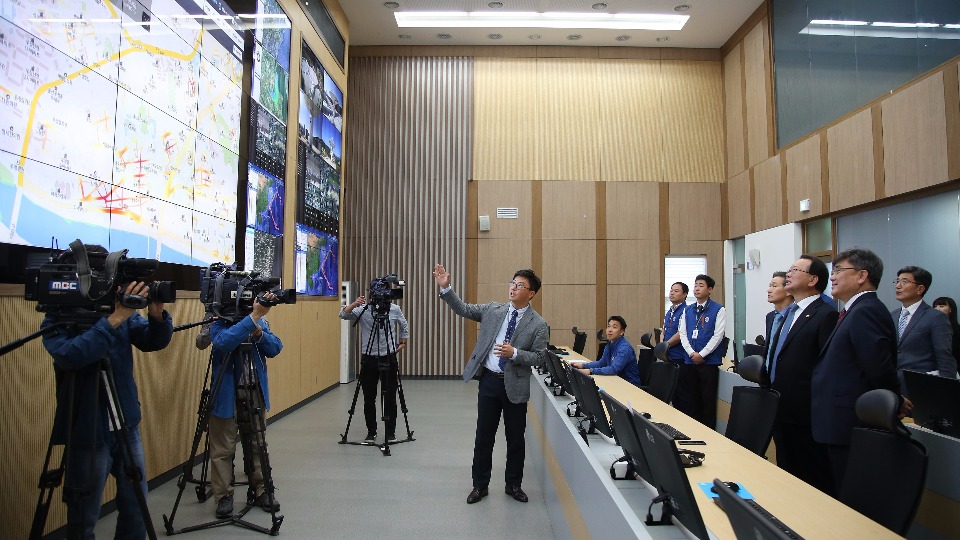 김부겸 행정안전부 장관이 10월 13일 오후 울산시 중구 국립재난안전연구원 상황정보분석센터를 방문해 담당자로부터 상황실 현황에 대하여 보고받고 있다.