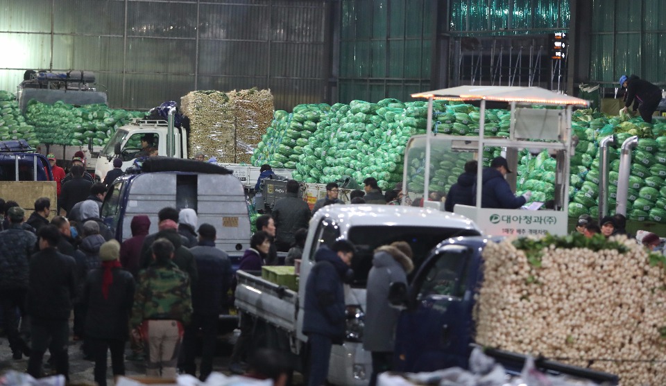 11월 15일 늦은 저녁 김장철을 맞은 서울 송파구 가락동 농수산물시장에서 트럭에 쌓인 배추를 두고 경매가 이루어지고 있다.