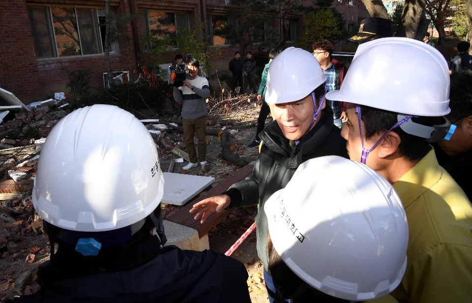 이낙연 국무총리가 11월 16일 지진 피해지역인 포항시 한동대학교를 방문해 지진 피해 현황을 점검하고 있다.