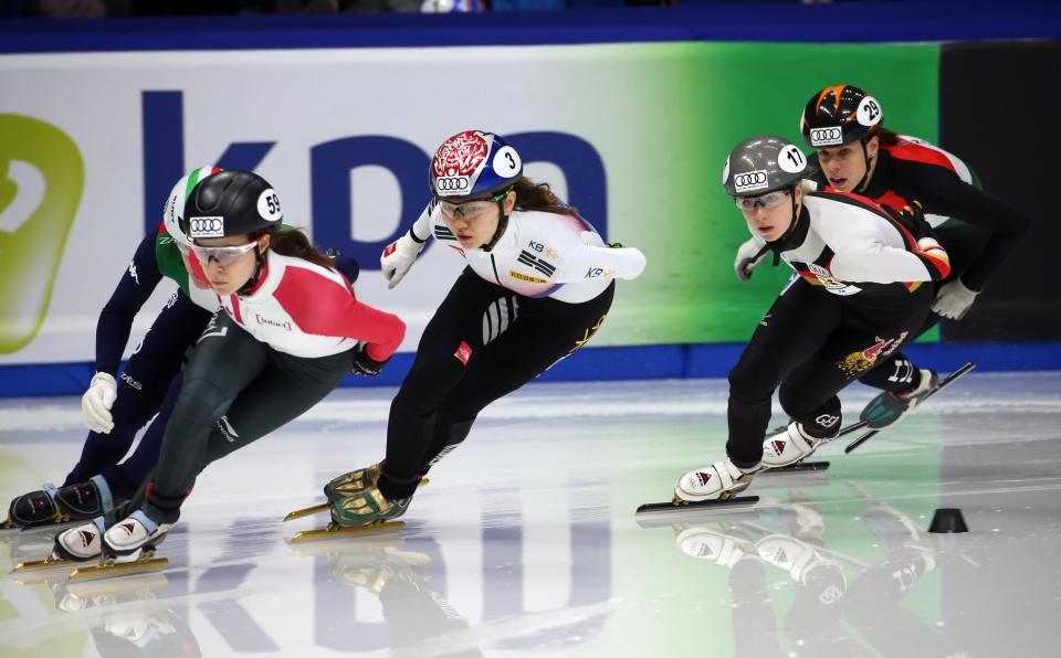 쇼트트랙 국가대표 심석희가 11월 17일 오후 서울 목동아이스링크에서 열린 쇼트트랙 월드컵 4차 대회 1,000m 예선경기를 치르고 있다. 
