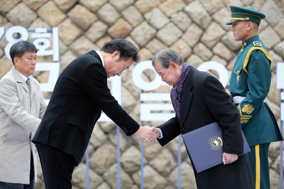 11월 17일 오전 서울 서대문형무소 역사관에서 열린 제78회 순국선열의 날 기념식에서 이낙연 국무총리가 참석하여 독립유공자 포상을 수여하고 있다.