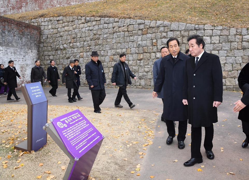 이낙연 국무총리가 11월 17일 서대문구 서대문형무소역사관에서 열린 제78회 순국선열의 날 기념식에서 옛 사형장을 둘러보고 있다.