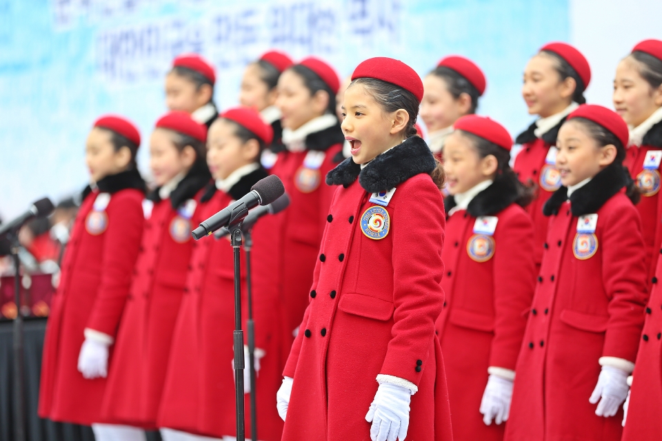 11월 17일 오전 서울 서대문형무소 역사관에서 열린 제78회 순국선열의 날 기념식에서 이낙연 국무총리가 참석하여 주요내빈들과 국민의례를 하고 있다.