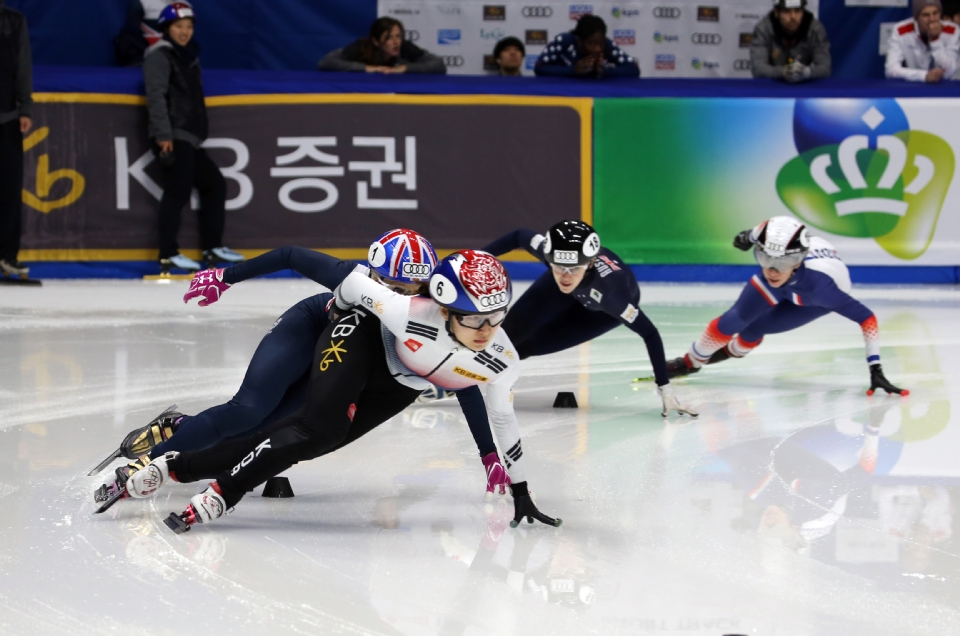 쇼트트랙 국가대표 최민정이 11월 17일 오후 서울 목동아이스링크에서 열린 쇼트트랙 월드컵 4차 대회 1,000m 예선경기를 치르고 있다.