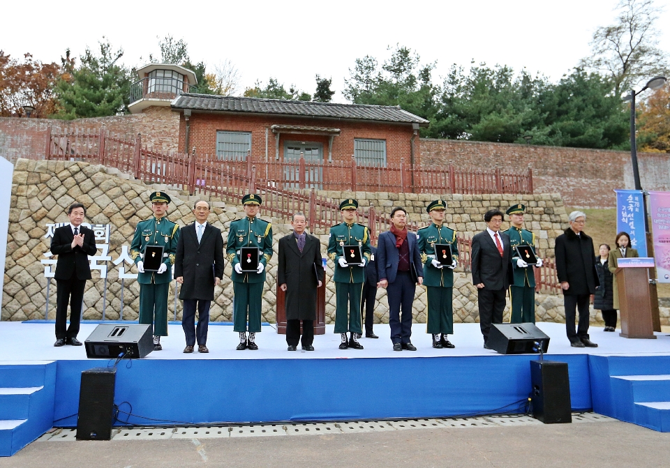 11월 17일 오전 서울 서대문형무소 역사관에서 열린 제78회 순국선열의 날 기념식에서 이낙연 국무총리가 참석하여 독립유공자 포상을 수여하고 있다.