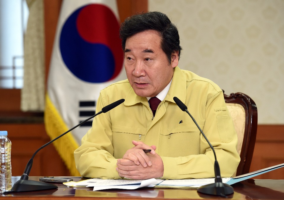 이낙연 국무총리가 11월 20일 세종로 정부서울청사에서 열린 포항 지진 관계장관회의를 주재하며 모두발언을 하고 있다.