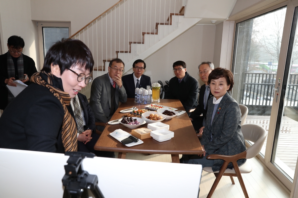 국토교통부(장관 김현미)와 노원구(청장 김성환)는 12월 7일(목) 10시, 서울시 노원구 에너지 제로주택(이하 EZ house)에서 ‘노원 제로에너지 실증 단지 오픈하우스 행사’를 개최하였다. 