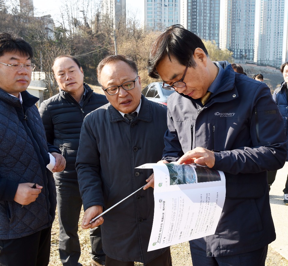 류희인 행정안전부 재난안전관리본부장이 12월 6일 오후 대구 달성군 다시서재 재해위험지구 현장을 방문해 달성군 군수로부터 브리핑을 받은 후, 정비사업에 안전사고가 발생하지 않도록 관리를 철저히 해줄 것을 당부하고 있다.