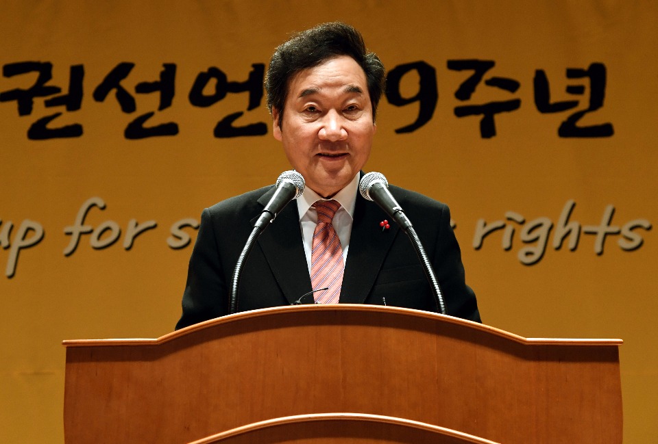 이낙연 국무총리가 12월 8일 세종로 정부서울청사 별관에서 열린 세계인권선언 69주년 기념식에 참석해 연설하고 있다.