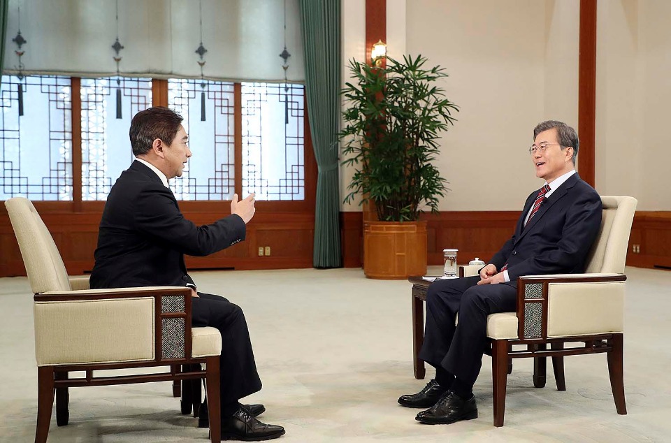 중국 국빈방문을 앞둔 문재인 대통령이 지난 12월 8일 오후 청와대 본관 충무실에서 CCTV(중국중앙텔레비전)와 인터뷰를 하고 있다.