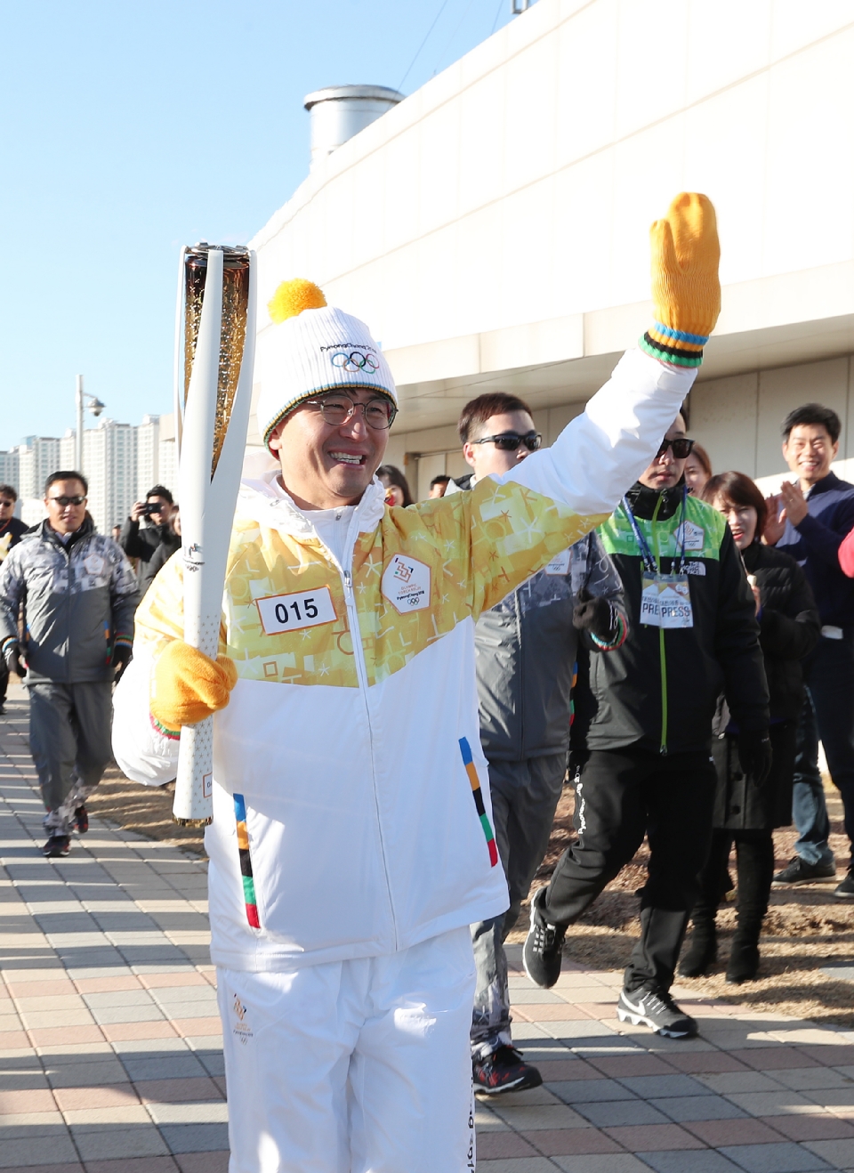 12월 13일 오후 세종특별자치시 정부세종청사 옥상정원에서 주자로 나선  세종청사에서 일하는 공무원들이 직장 선후배 및 기족들의 응원을 받으며 ‘2018 평창동계올림픽 성화 봉송’을 하고 있다. 이날 1동 국무총리실에서 시작해서 15동 문화체육관광부 옥상정원에서 성화봉송을 마무리하며 19명의 주자들이 기념촬영을 했다.