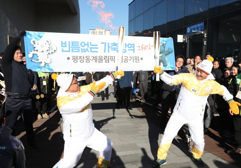 12월 13일 오후 세종특별자치시 정부세종청사 옥상정원에서 주자로 나선  세종청사에서 일하는 공무원들이 직장 선후배 및 기족들의 응원을 받으며 ‘2018 평창동계올림픽 성화 봉송’을 하고 있다. 이날 1동 국무총리실에서 시작해서 15동 문화체육관광부 옥상정원에서 성화봉송을 마무리하며 19명의 주자들이 기념촬영을 했다.
