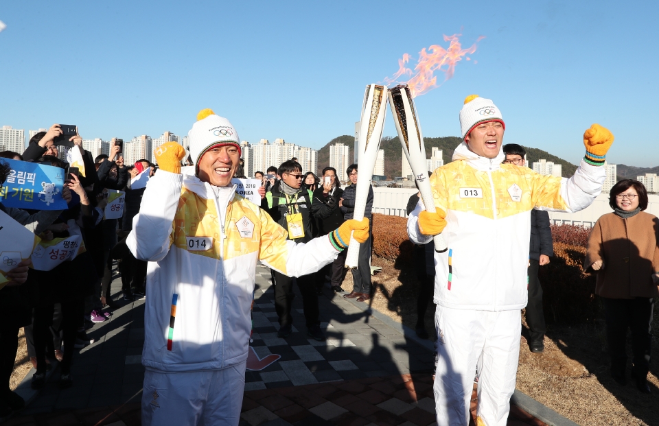 12월 13일 오후 세종특별자치시 정부세종청사 옥상정원에서 주자로 나선  세종청사에서 일하는 공무원들이 직장 선후배 및 기족들의 응원을 받으며 ‘2018 평창동계올림픽 성화 봉송’을 하고 있다. 이날 1동 국무총리실에서 시작해서 15동 문화체육관광부 옥상정원에서 성화봉송을 마무리하며 19명의 주자들이 기념촬영을 했다.