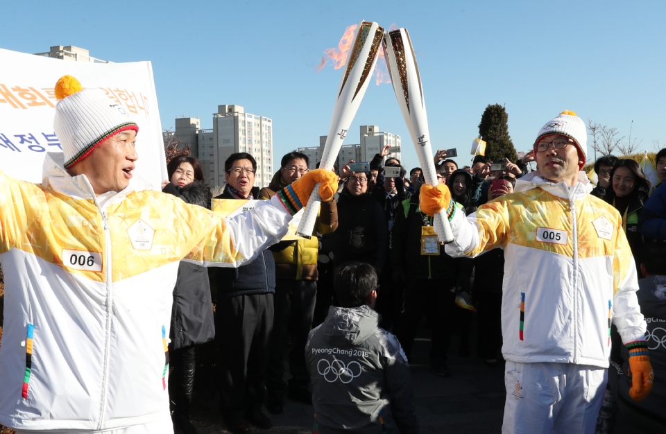 12월 13일 오후 세종특별자치시 정부세종청사 옥상정원에서 주자로 나선  세종청사에서 일하는 공무원들이 직장 선후배 및 기족들의 응원을 받으며 ‘2018 평창동계올림픽 성화 봉송’을 하고 있다. 이날 1동 국무총리실에서 시작해서 15동 문화체육관광부 옥상정원에서 성화봉송을 마무리하며 19명의 주자들이 기념촬영을 했다.