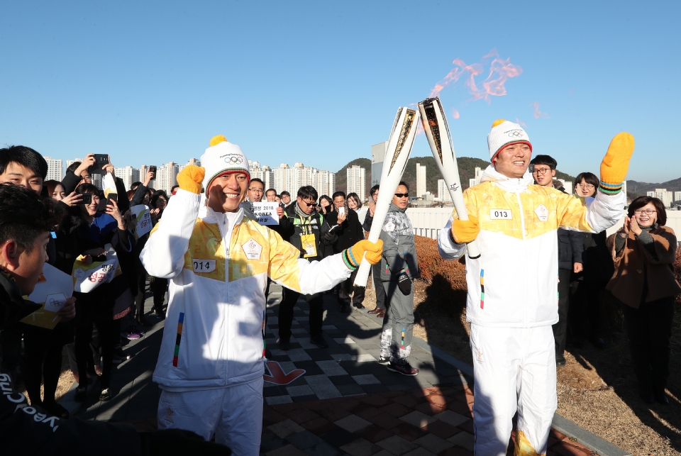 12월 13일 오후 세종특별자치시 정부세종청사 옥상정원에서 주자로 나선  세종청사에서 일하는 공무원들이 직장 선후배 및 기족들의 응원을 받으며 ‘2018 평창동계올림픽 성화 봉송’을 하고 있다. 이날 1동 국무총리실에서 시작해서 15동 문화체육관광부 옥상정원에서 성화봉송을 마무리하며 19명의 주자들이 기념촬영을 했다.
