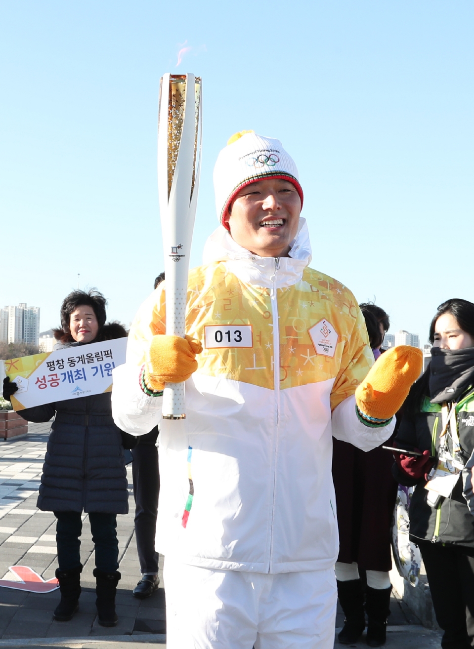 12월 13일 오후 세종특별자치시 정부세종청사 옥상정원에서 주자로 나선  세종청사에서 일하는 공무원들이 직장 선후배 및 기족들의 응원을 받으며 ‘2018 평창동계올림픽 성화 봉송’을 하고 있다. 이날 1동 국무총리실에서 시작해서 15동 문화체육관광부 옥상정원에서 성화봉송을 마무리하며 19명의 주자들이 기념촬영을 했다.