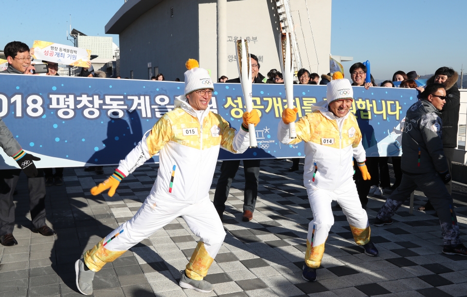 12월 13일 오후 세종특별자치시 정부세종청사 옥상정원에서 주자로 나선  세종청사에서 일하는 공무원들이 직장 선후배 및 기족들의 응원을 받으며 ‘2018 평창동계올림픽 성화 봉송’을 하고 있다. 이날 1동 국무총리실에서 시작해서 15동 문화체육관광부 옥상정원에서 성화봉송을 마무리하며 19명의 주자들이 기념촬영을 했다.