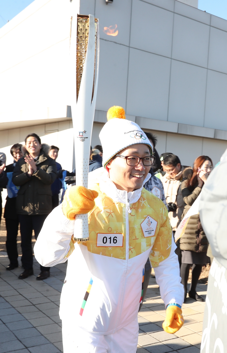 12월 13일 오후 세종특별자치시 정부세종청사 옥상정원에서 주자로 나선  세종청사에서 일하는 공무원들이 직장 선후배 및 기족들의 응원을 받으며 ‘2018 평창동계올림픽 성화 봉송’을 하고 있다. 이날 1동 국무총리실에서 시작해서 15동 문화체육관광부 옥상정원에서 성화봉송을 마무리하며 19명의 주자들이 기념촬영을 했다.