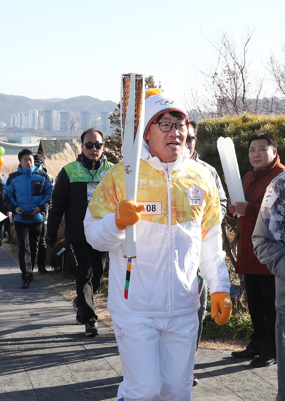 12월 13일 오후 세종특별자치시 정부세종청사 옥상정원에서 주자로 나선  세종청사에서 일하는 공무원들이 직장 선후배 및 기족들의 응원을 받으며 ‘2018 평창동계올림픽 성화 봉송’을 하고 있다. 이날 1동 국무총리실에서 시작해서 15동 문화체육관광부 옥상정원에서 성화봉송을 마무리하며 19명의 주자들이 기념촬영을 했다.