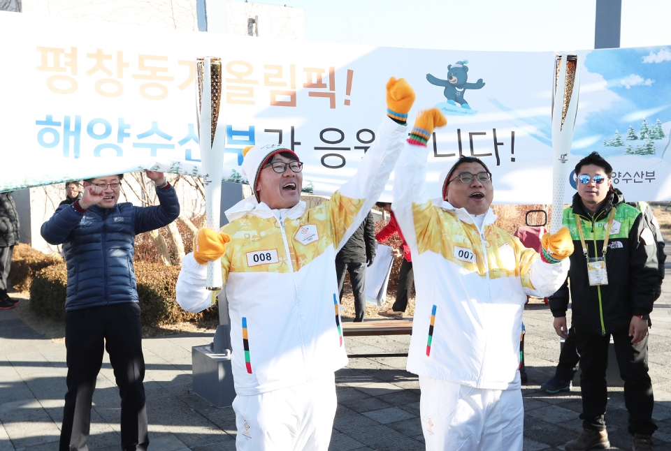 12월 13일 오후 세종특별자치시 정부세종청사 옥상정원에서 주자로 나선  세종청사에서 일하는 공무원들이 직장 선후배 및 기족들의 응원을 받으며 ‘2018 평창동계올림픽 성화 봉송’을 하고 있다. 이날 1동 국무총리실에서 시작해서 15동 문화체육관광부 옥상정원에서 성화봉송을 마무리하며 19명의 주자들이 기념촬영을 했다.