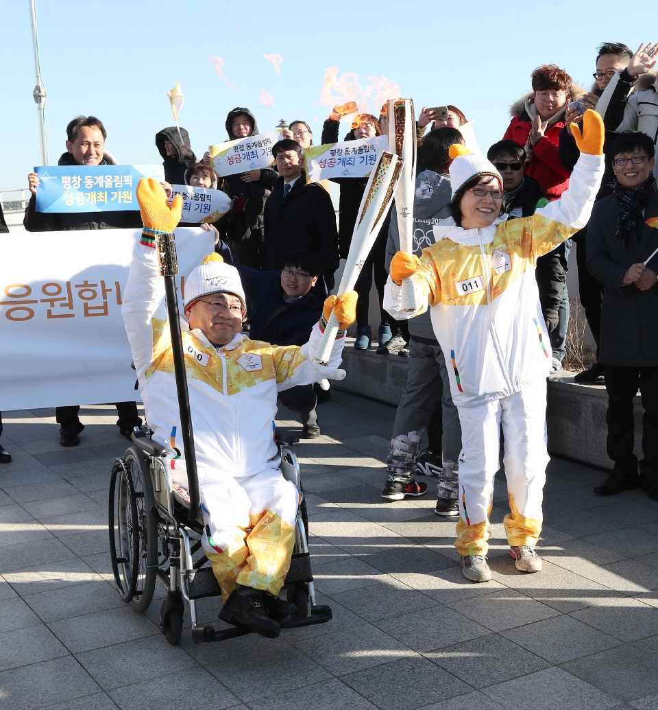 12월 13일 오후 세종특별자치시 정부세종청사 옥상정원에서 주자로 나선  세종청사에서 일하는 공무원들이 직장 선후배 및 기족들의 응원을 받으며 ‘2018 평창동계올림픽 성화 봉송’을 하고 있다. 이날 1동 국무총리실에서 시작해서 15동 문화체육관광부 옥상정원에서 성화봉송을 마무리하며 19명의 주자들이 기념촬영을 했다.
