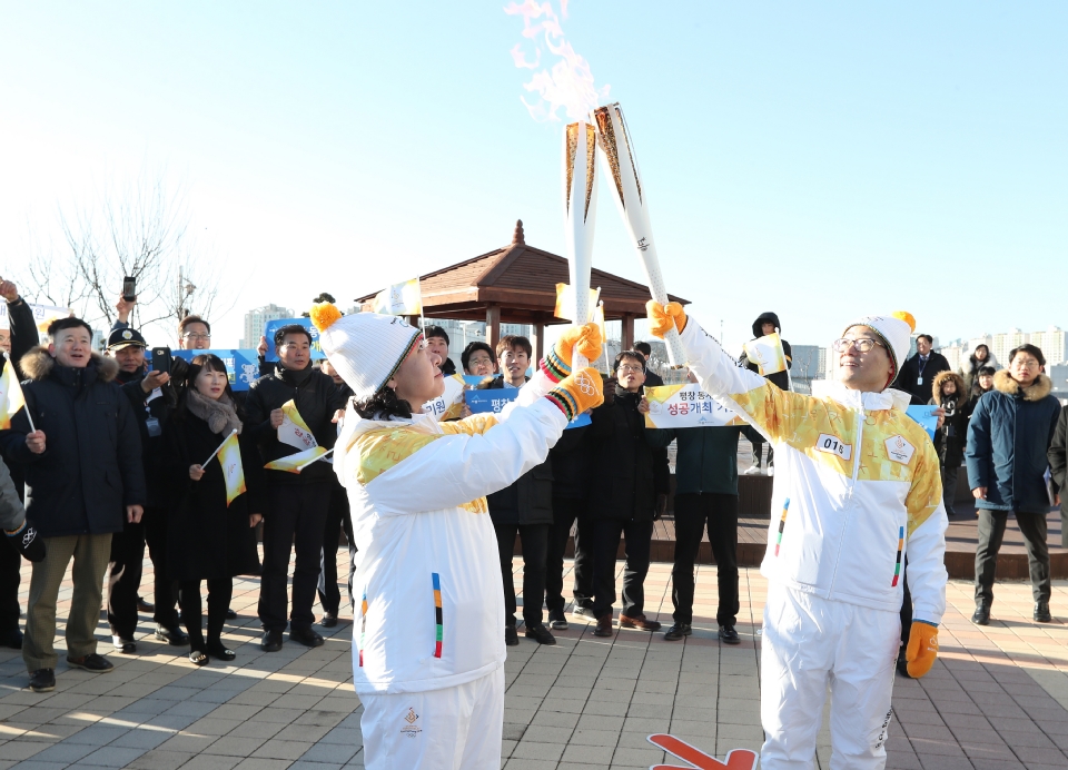 12월 13일 오후 세종특별자치시 정부세종청사 옥상정원에서 주자로 나선  세종청사에서 일하는 공무원들이 직장 선후배 및 기족들의 응원을 받으며 ‘2018 평창동계올림픽 성화 봉송’을 하고 있다. 이날 1동 국무총리실에서 시작해서 15동 문화체육관광부 옥상정원에서 성화봉송을 마무리하며 19명의 주자들이 기념촬영을 했다.