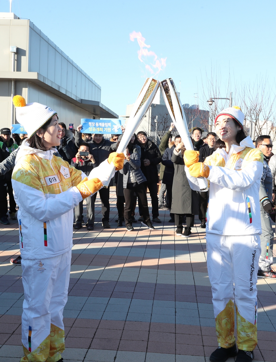 12월 13일 오후 세종특별자치시 정부세종청사 옥상정원에서 주자로 나선  세종청사에서 일하는 공무원들이 직장 선후배 및 기족들의 응원을 받으며 ‘2018 평창동계올림픽 성화 봉송’을 하고 있다. 이날 1동 국무총리실에서 시작해서 15동 문화체육관광부 옥상정원에서 성화봉송을 마무리하며 19명의 주자들이 기념촬영을 했다.